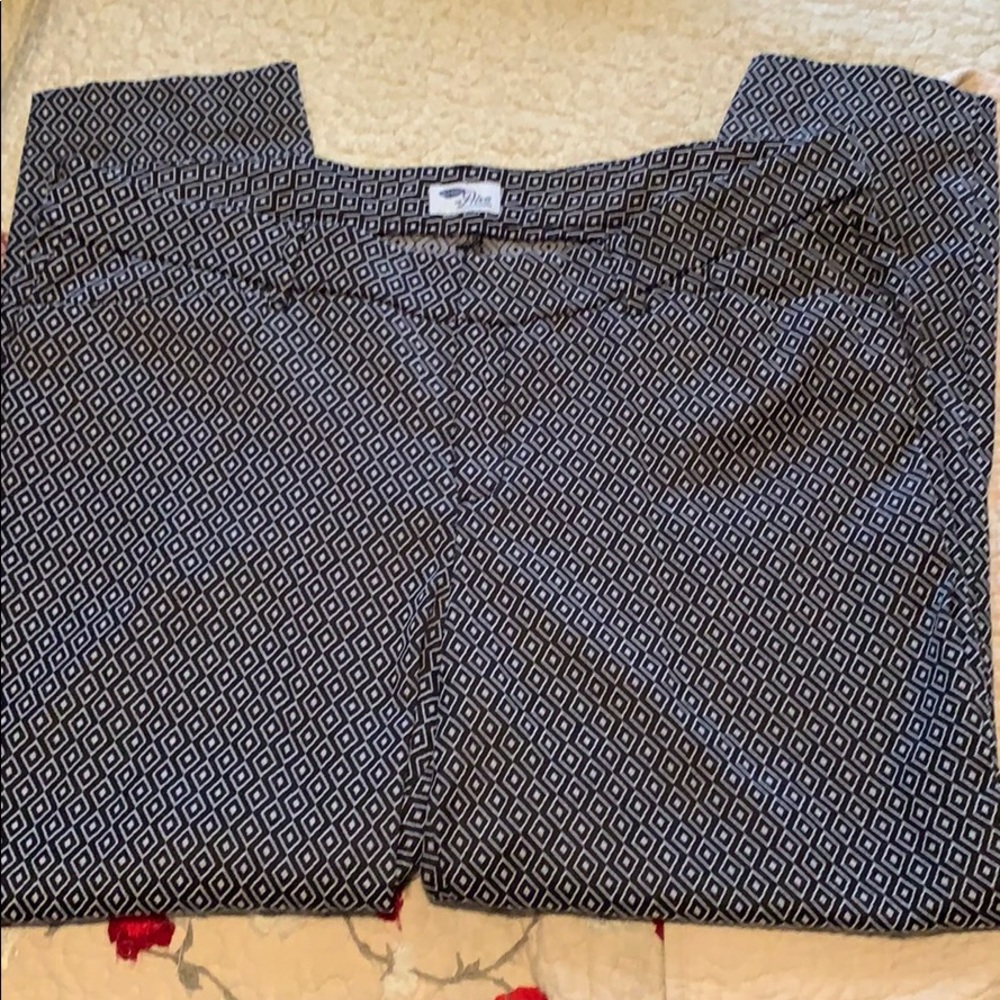 Old Navy Black Diamond Pattern Cropped Pants